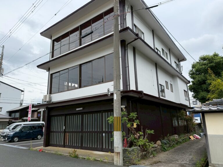 京都府にて外壁塗装工事完了|ベージュ外壁から高級感あるホワイト外壁へ美しくリニューアルの施工写真