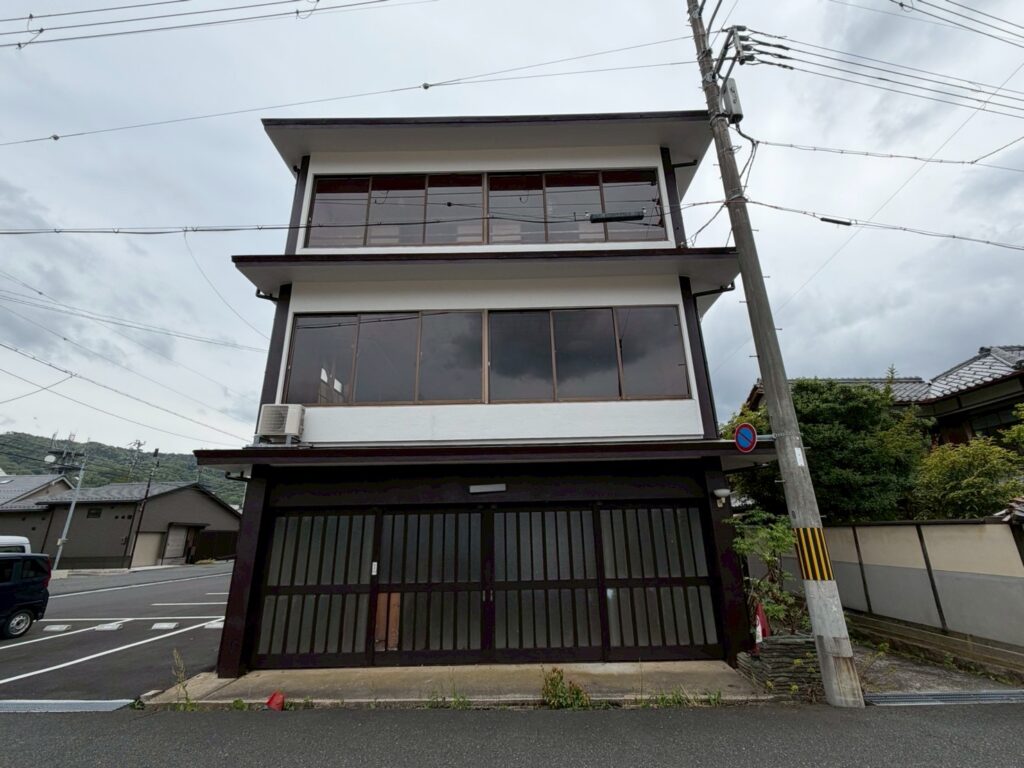 京都府にて外壁塗装工事完了｜ベージュ外壁から高級感あるホワイト外壁へ美しくリニューアルの施工記録
