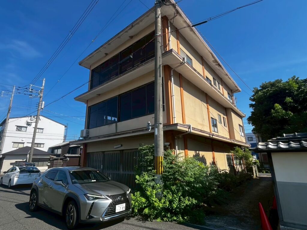 京都府にて外壁塗装工事完了｜ベージュ外壁から高級感あるホワイト外壁へ美しくリニューアル／施工前の登録写真