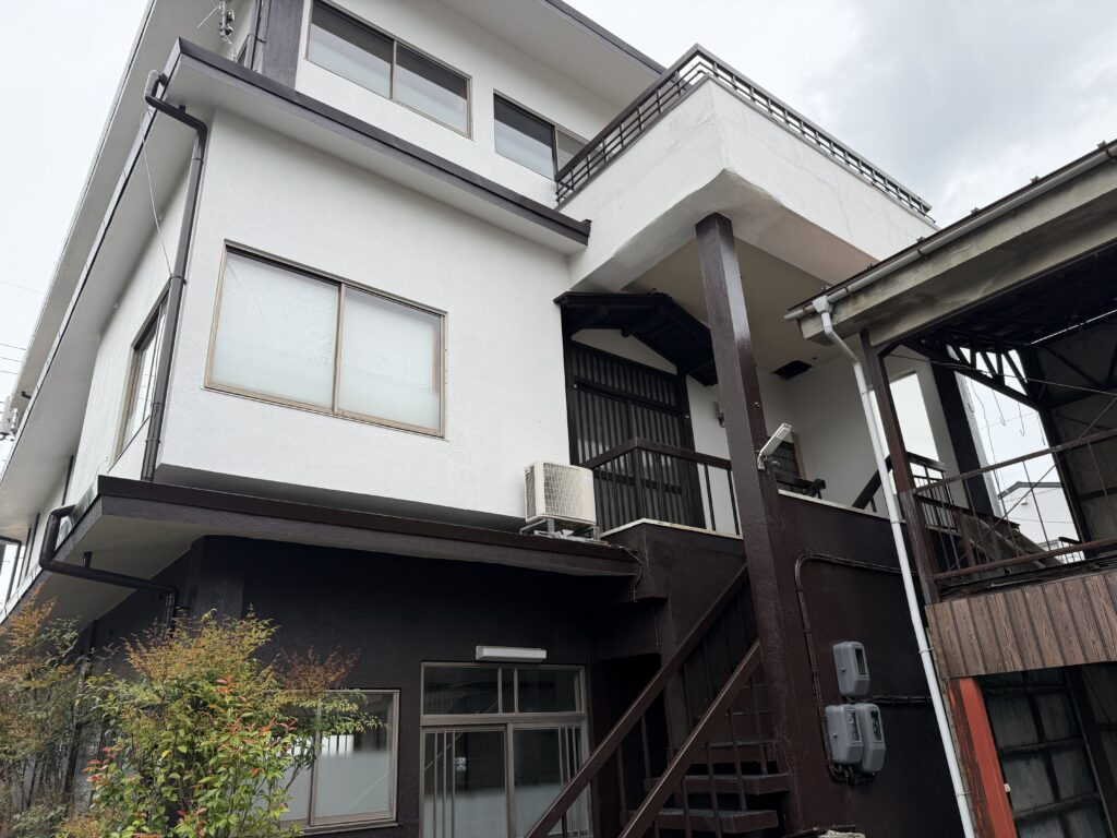 京都府にて外壁塗装工事完了｜ベージュ外壁から高級感あるホワイト外壁へ美しくリニューアルの施工記録