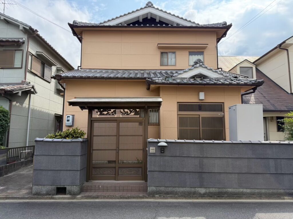 施工前：奈良県田原本町の外壁塗装事例｜和風住宅を明るいアイボリー系の外観へ